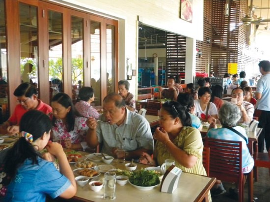 Mỗi ngày nhà hàng Daeng Namnuang của bà Vỵ đón hàng ngàn thực khách.
